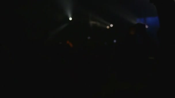 사람들은 콘서트에서 재미를 여성은 자신의 스마트폰을 밴드의 공연을 비디오를 분위기 — 비디오