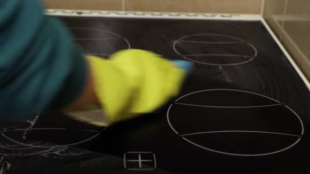 Sarı Eldiven Giyip Köpük Bezli Kirli Soba Mendillerini Temizleyin Işleri — Stok video