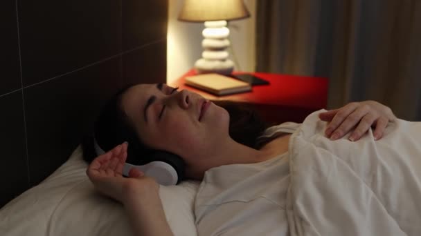 Close View Pretty Caucasian Young Woman Lies Bed Wearing Headphones — Vídeo de stock