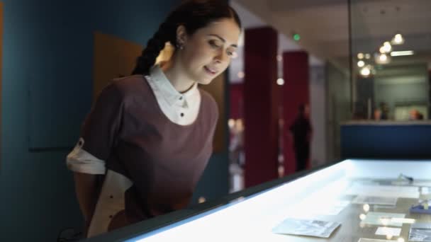 Красивая Молодая Белая Женщина Рассматривает Музейные Экспонаты Витрине Концепция Обучения — стоковое видео