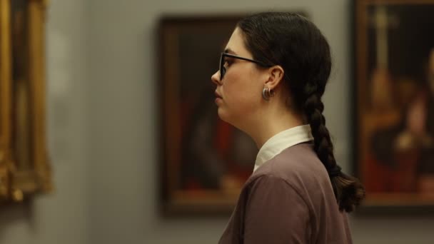 Student Young Beautiful Caucasian Woman Contemplating Masterpice Art History Culture — Video