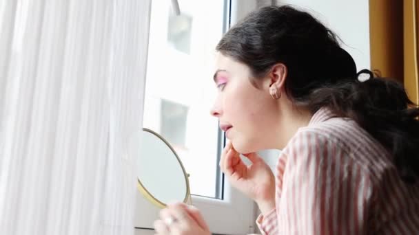Pandangan Samping Dari Wanita Muda Kaukasia Menerapkan Makeup Gadis Yang — Stok Video