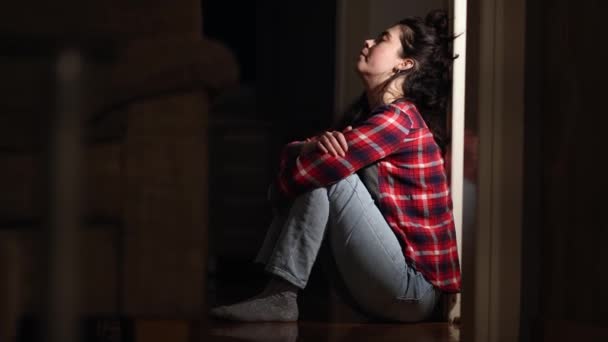 Depressão Mulher Branca Jovem Senta Chão Inclinado Parede Desespero Sofrimento — Vídeo de Stock