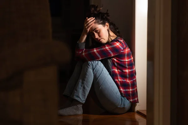 うつ病や精神障害 若い白人女性を苦しめているのは リビングルームで絶望の床に座っています 心理学の問題の概念 — ストック写真
