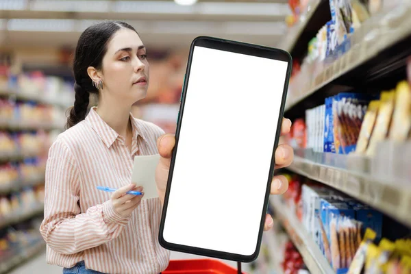 Sales Supermarket Young Caucasian Woman Shows Big Smartphone White Screen — Zdjęcie stockowe