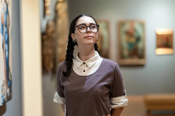 若い白人女性の肖像画は芸術を考えている 美術展を訪れる学生 博物館の日 現代文化教育の概念 — ストック写真