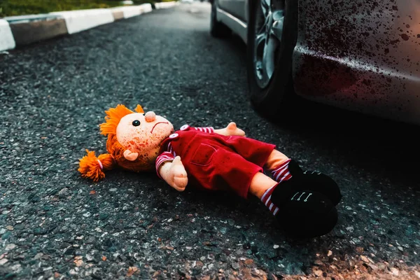 Una Triste Bambola Insanguinata Trova Sulla Strada Vicino Alla Ruota — Foto Stock