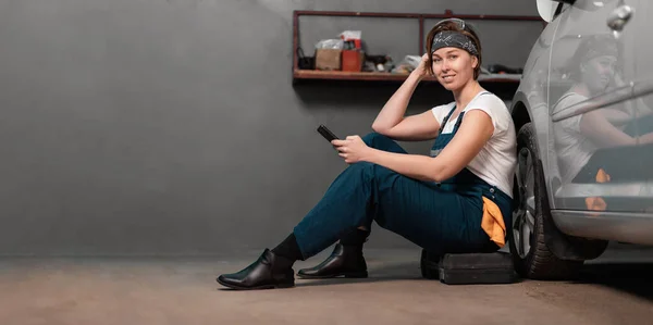 Banner Women Equality Smiling Caucasian Young Woman Mechanic Sitting Leaning — Foto Stock