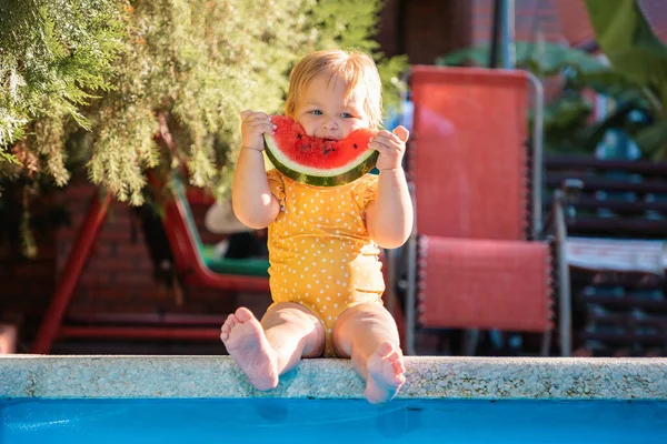 Summertime Cute Baby Girl Eating Watermelon Sitting Pool Slice Watermelon — Foto de Stock