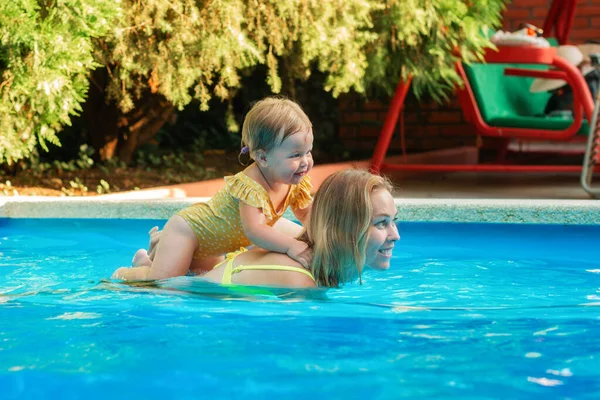 Teaching Swimming Portrait Happy Mother Little Baby Girl Swimming Pool — Foto de Stock