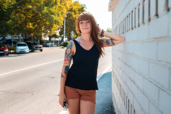 Jovem Mulher Bronzeada Com Uma Tatuagem Manga Posando Uma Cerca — Fotografia de Stock