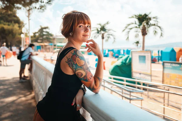 Portrait Young Smiling Woman Tattoo Her Arm Looking Camera Beach — ストック写真