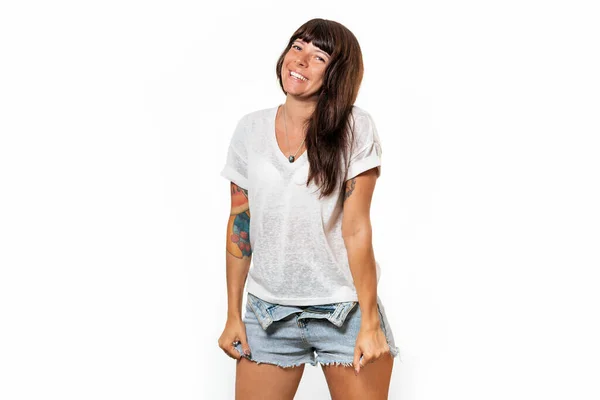 Mulher Branca Sorridente Feliz Com Uma Tatuagem Shorts Desabotoados Camiseta — Fotografia de Stock