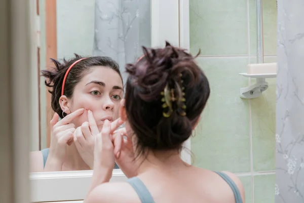 Ung Vacker Tonåring Flicka Röra Hennes Ansikte Framför Spegeln Och — Stockfoto