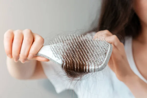 Woman Holds Comb Clump Hair Her Hand Close Concept Alopecia — ストック写真