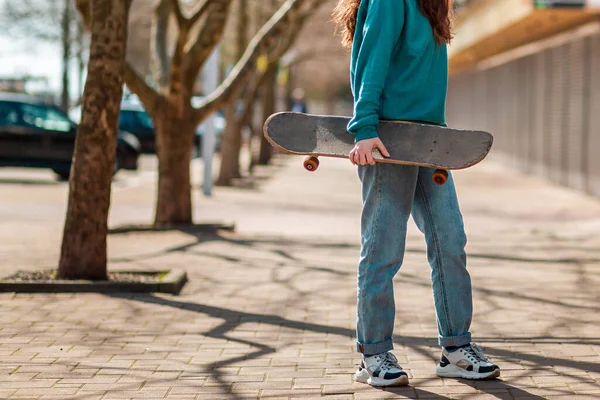 Young Hipster Teen Walks Street Skateboard Her Hands Turns Back — Stock Fotó