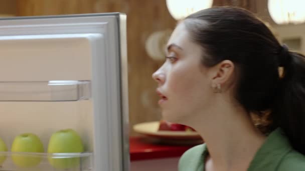 Kafkasyalı Genç Bir Kadının Buzdolabını Açması Ürün Listesi Yazması Kapatın — Stok video