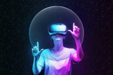 Meta evren ve 3 boyutlu simülasyon. VR gözlüklü genç bir kadının portresi ağ küresi yaratır. Neon soyutlamalı koyu bir arka plan. Sanal gerçeklik ve gelecekçilik kavramı.
