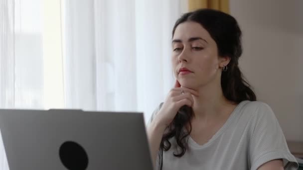 Ragionevole Giovane Donna Caucasica Seria Lavora Computer Portatile Ministero Degli — Video Stock