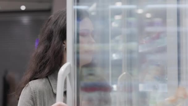 Красивая Молодая Белая Женщина Покупает Еду Супермаркете Миллениальный Выбор Здорового — стоковое видео