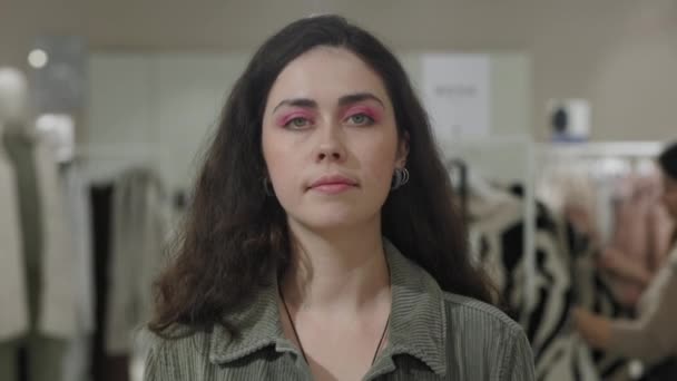 Portrait Jeune Belle Femme Caucasienne Avec Maquillage Posant Sur Fond — Video
