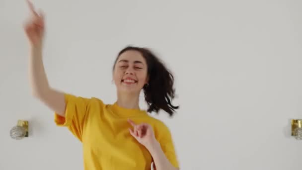 Feliz Joven Caucásica Mujer Divertida Bailando Cama Con Pantalones Vaqueros — Vídeos de Stock