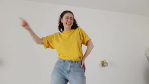 Heureuse Jeune Femme Caucasienne Danse Drôle Sur Lit Zoom Arrière — Video