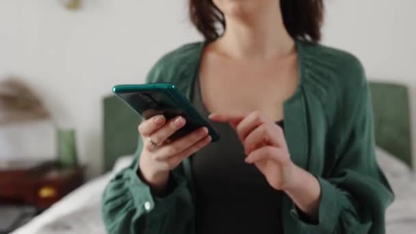 Primer Plano Joven Aburrida Mujer Caucásica Usando Teléfono Inteligente Sentado — Vídeos de Stock