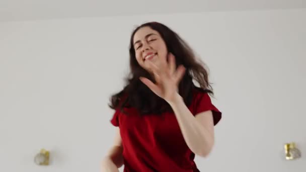 Feliz Joven Mujer Caucásica Vistiendo Camiseta Roja Vaqueros Divertido Bailando — Vídeos de Stock