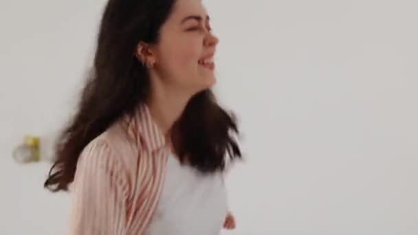 Šťastná Mladá Běloška Kráčející Postele Zábavně Tančící Následujte Držte Ruce — Stock video