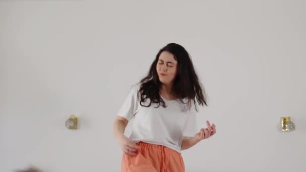 Glückliche Junge Kaukasische Frau Lustiges Spiel Auf Der Luftgitarre Stehend — Stockvideo