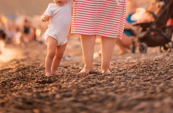 Maternidad Embarazo Hermosa Joven Caucásica Embarazada Caminando Con Niño Playa — Foto de Stock