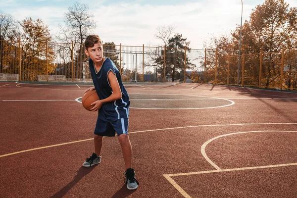 Desporto Basquetebol Jovem Adolescente Traje Azul Posa Com Uma Bola — Fotografia de Stock