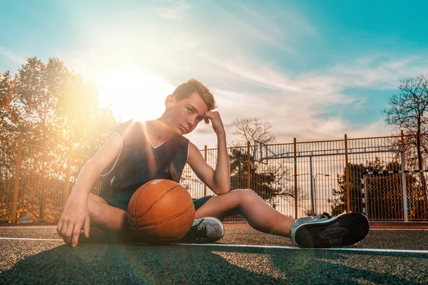 Sport Kosárlabda Egy Fiatal Tinédzser Kék Melegítőben Pózol Egy Labdával — Stock Fotó