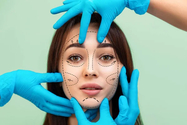Portrét Mladé Krásné Ženy Chirurgickými Znaky Tváři Ruce Kosmetologů Gumových — Stock fotografie