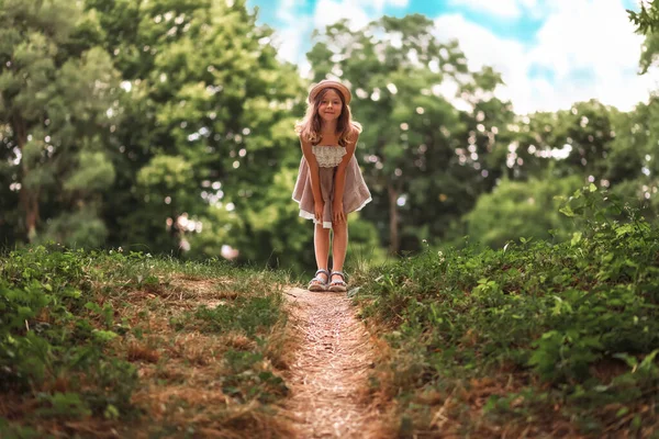Glückliche Kindheit Hübsches Kleines Schulmädchen Mit Strohhut Und Kleid Steht — Stockfoto