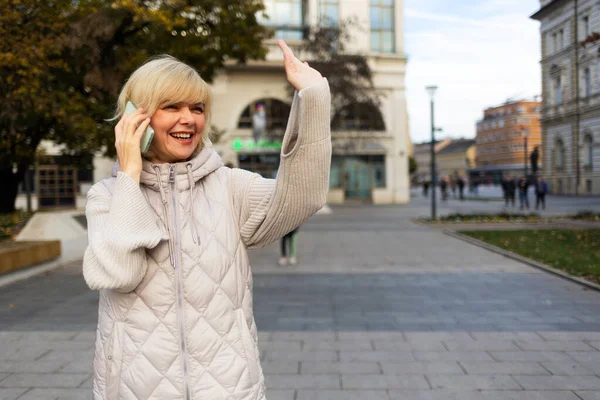 幸せな白人女性の肖像電話をかけ 彼女の手を振って話す コミュニケーションの概念 — ストック写真
