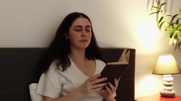 Porträt Einer Jungen Kaukasischen Frau Liegt Bett Und Liest Buch — Stockvideo