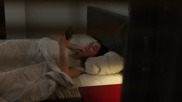 Röntgenciliğin Kurbanı Yatakta Yatan Genç Bir Kadın Için Pencere Perdelerindeki — Stok video