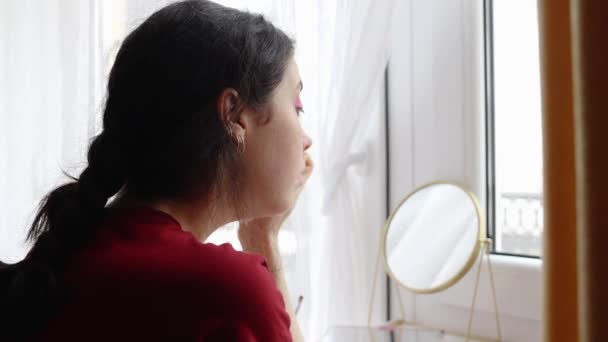Vue Arrière Jeune Femme Caucasienne Fait Maquillage Assis Par Fenêtre — Video