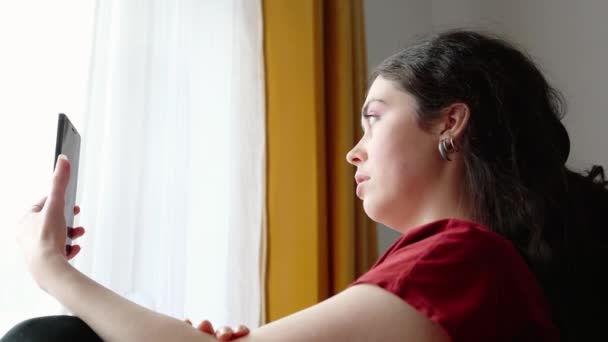 Séance Psychothérapie Vue Latérale Des Appels Vidéo Jeune Femme Caucasienne — Video
