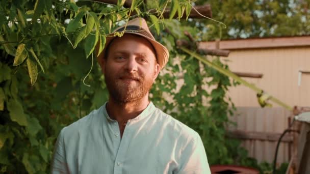 Organické Zahradničení Portrét Vousatého Usměvavého Bělocha Pózujícího Zahradě Zpomal Koncept — Stock video