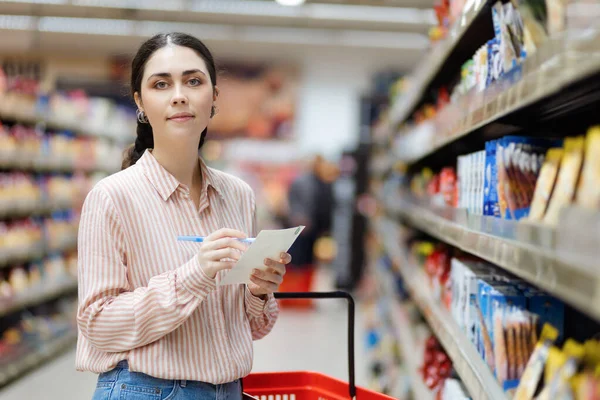 Концепция Покупок Портрет Молодой Довольно Белой Женщины Выбирающей Продукты Супермаркете — стоковое фото
