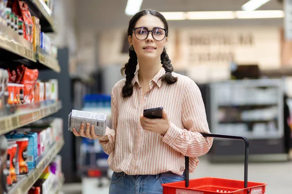 Portrait Pretty Caucasian Woman Wearing Glasses Holds Smartphone Shopping Cart — Fotografia de Stock
