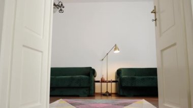 Genç, beyaz, mutlu kadının yan görünüşü evde dans etmektir. Kapıdan alçak açılı görüş. Dans öğrenme kavramı