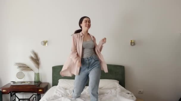 Vacances Hôtel Heureuse Jeune Femme Caucasienne Danse Drôle Sur Lit — Video