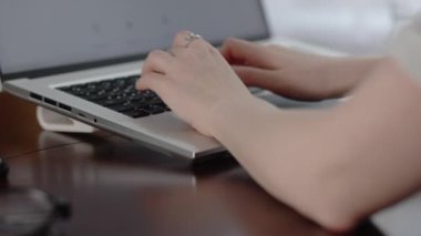 Dizüstü bilgisayarda tuş bord 'unda yazan kadın. Ellerinizi yakın tutun. Merkez ofis. Serbest ve uzak çalışma.