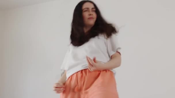 Heureuse Jeune Femme Caucasienne Danse Drôle Sur Lit Suivez Les — Video