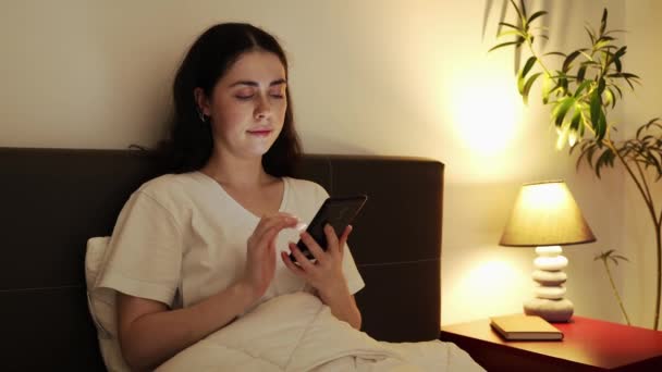 Sleeping Time Portrait Caucasian Pretty Woman Using Phone Sitting Bed — Stock Video