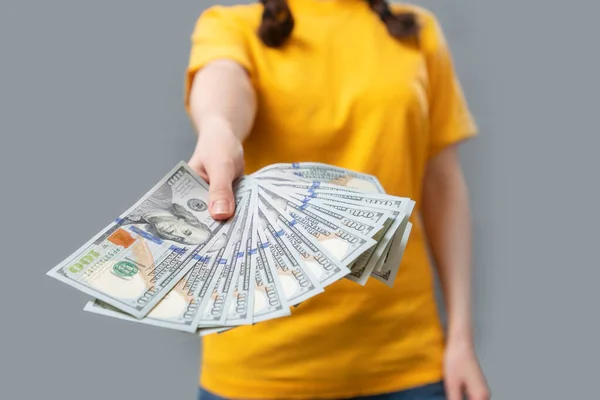 Ingresos Financieros Primer Plano Mano Una Mujer Abanico Billetes Dólar — Foto de Stock